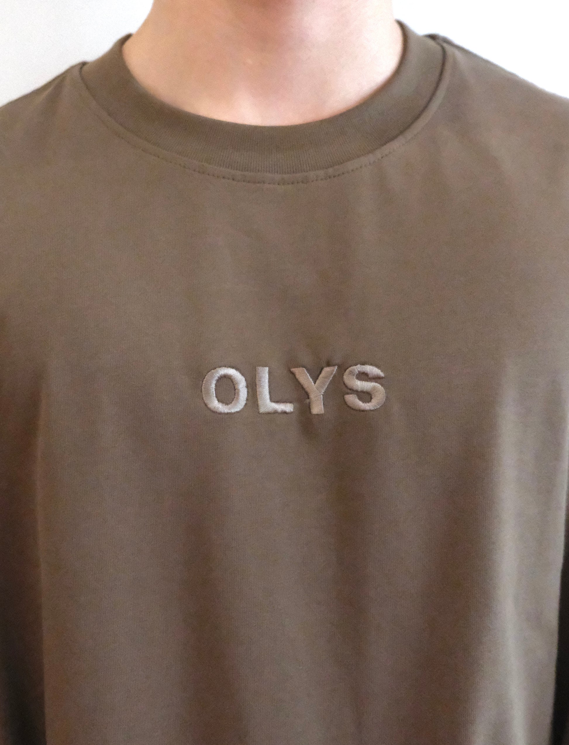 棕色 OLYS 刺繡 Logo 寬鬆男裝 T 恤與短褲套裝,透氣棉質,適合日常穿搭