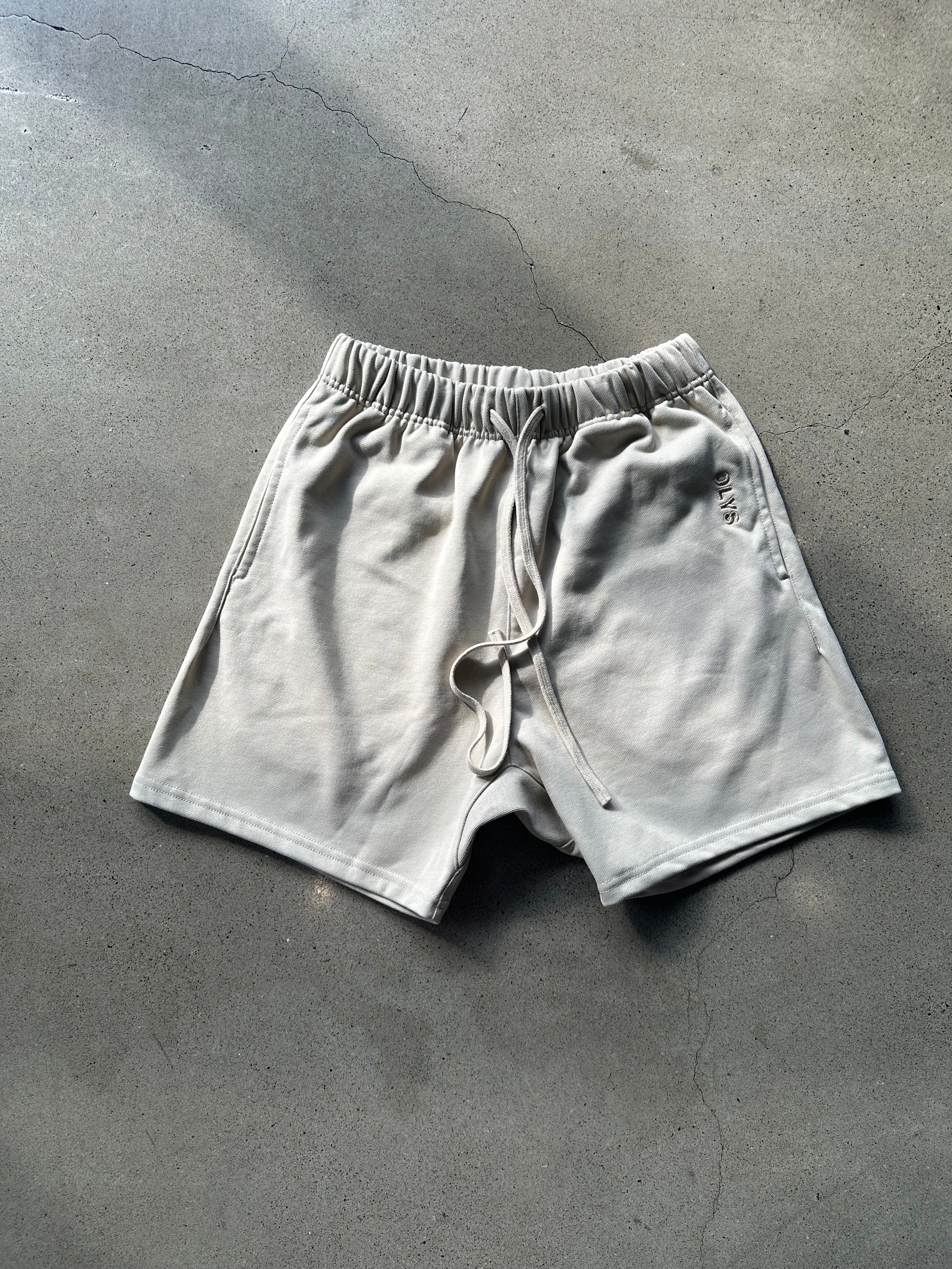 米色 OLYS 刺繡男棉質短褲,舒適休閒風格