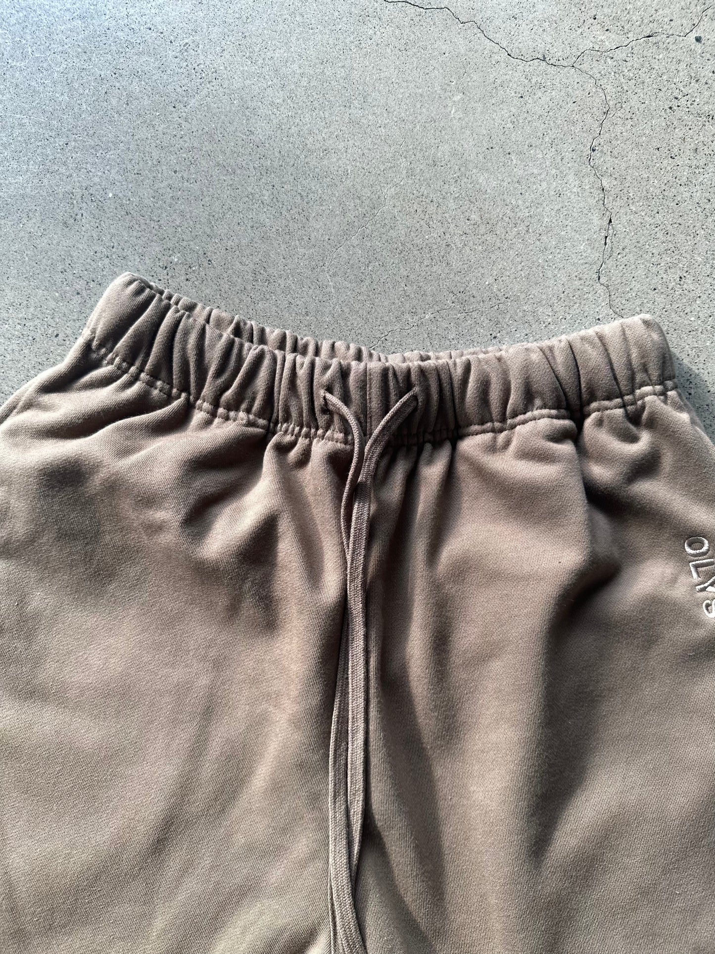 棕色 OLYS 刺繡 Logo 寬鬆男裝 T 恤與短褲套裝,透氣棉質,適合日常穿搭