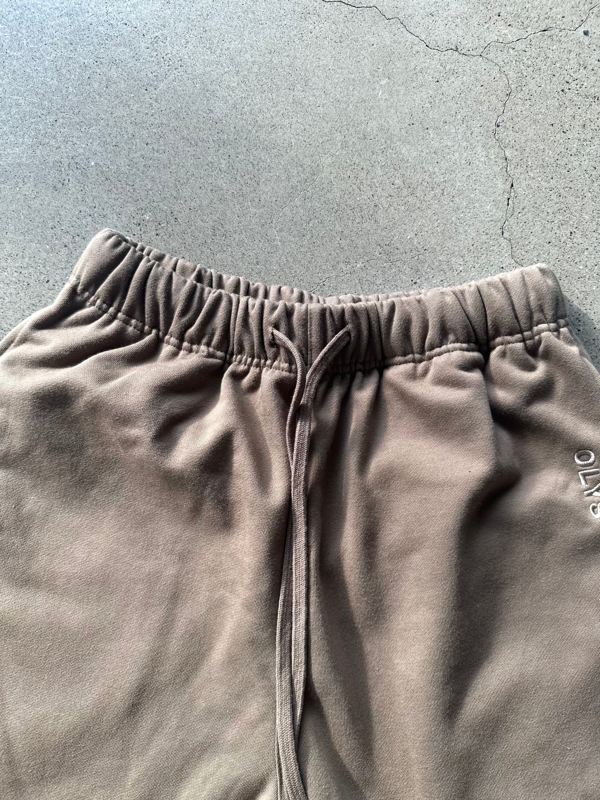 棕色 OLYS 刺繡 Logo 寬鬆男裝 T 恤與短褲套裝,透氣棉質,適合日常穿搭