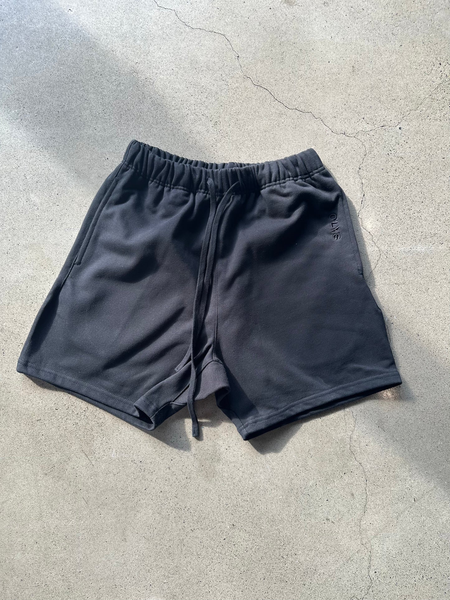 黑色 OLYS 刺繡 Logo 男棉短褲,極簡風格