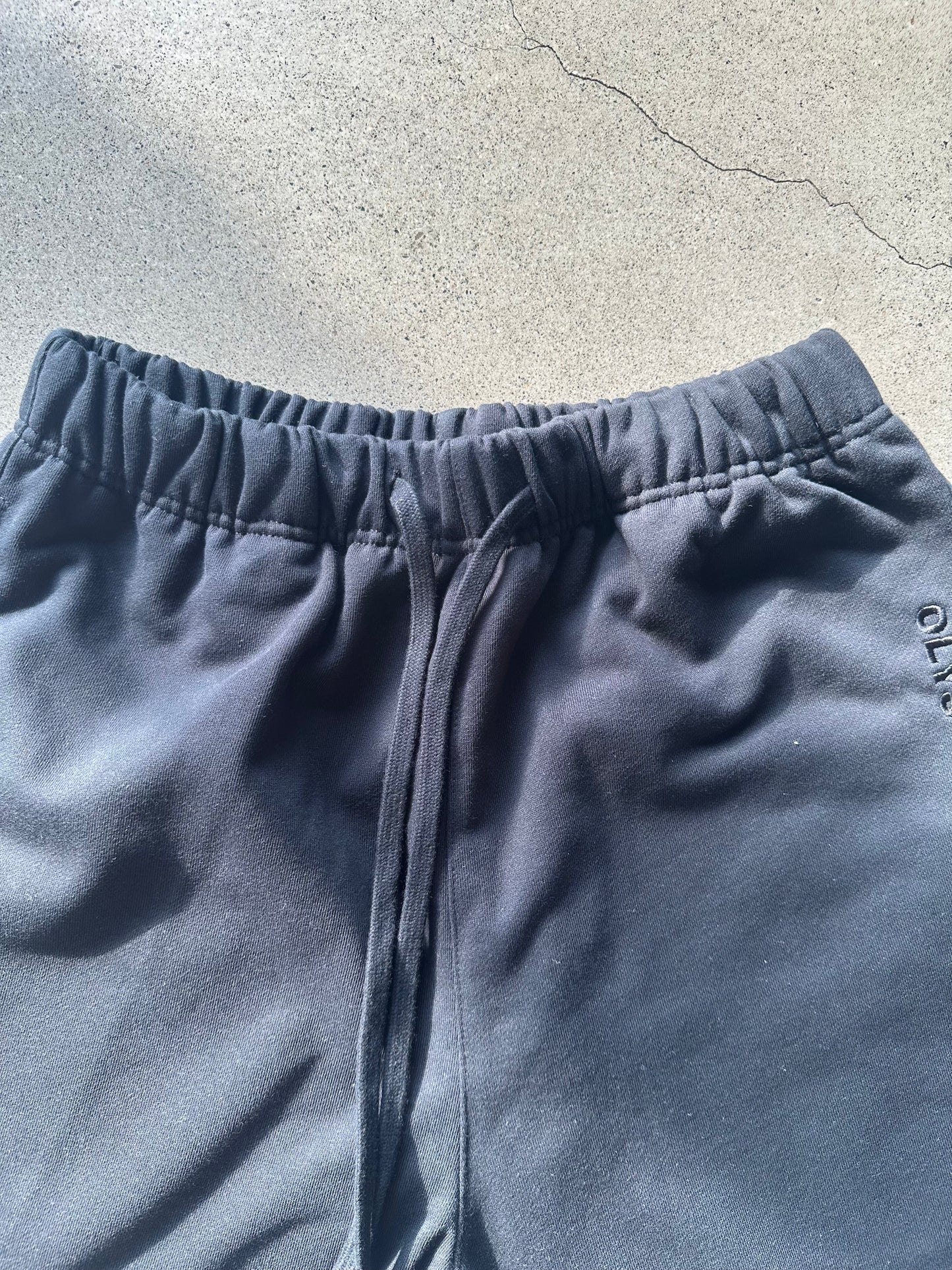 黑色 OLYS 刺繡 Logo 男裝黑色短褲。