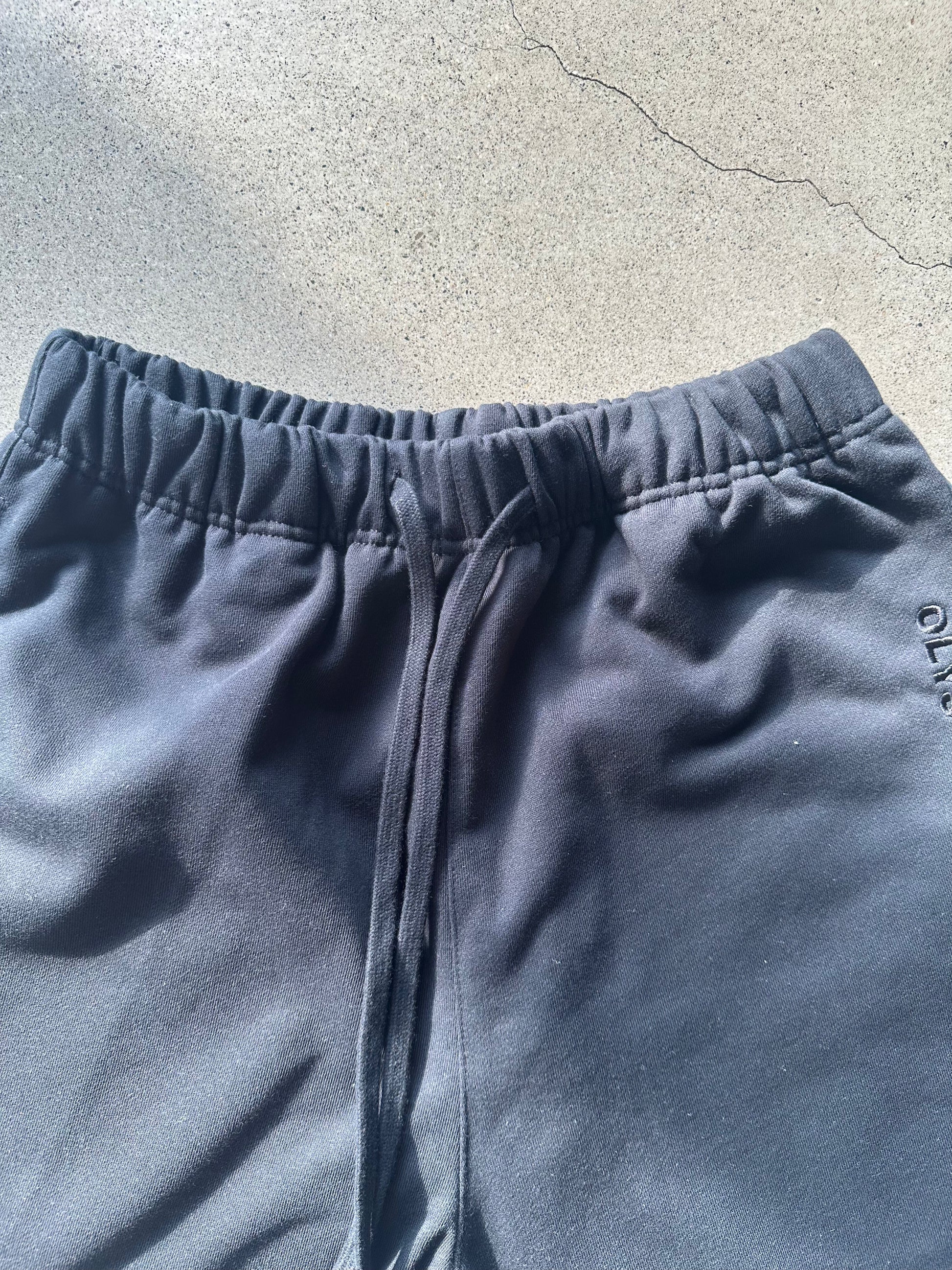 黑色 OLYS 刺繡 Logo 男裝黑色短褲。