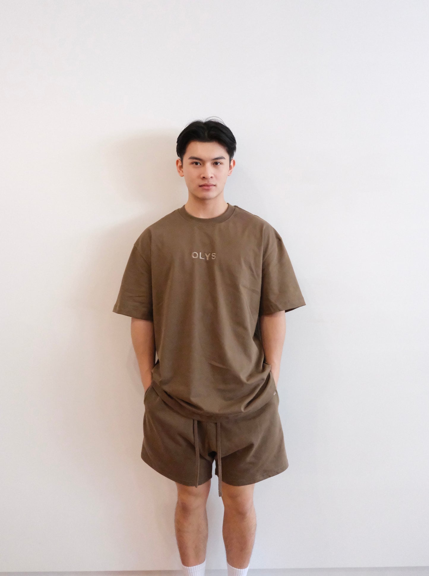 棕色 OLYS 刺繡 Logo 寬鬆男裝 T 恤與短褲套裝,透氣棉質,適合日常穿搭