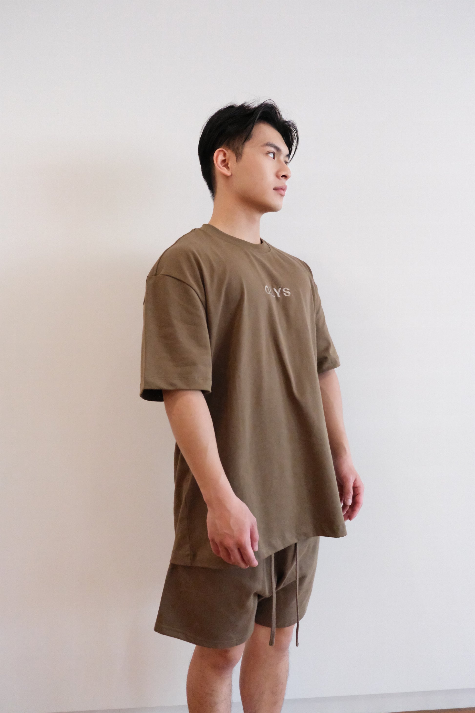 棕色 OLYS 刺繡 Logo 寬鬆男裝 T 恤與短褲套裝,透氣棉質,適合日常穿搭
