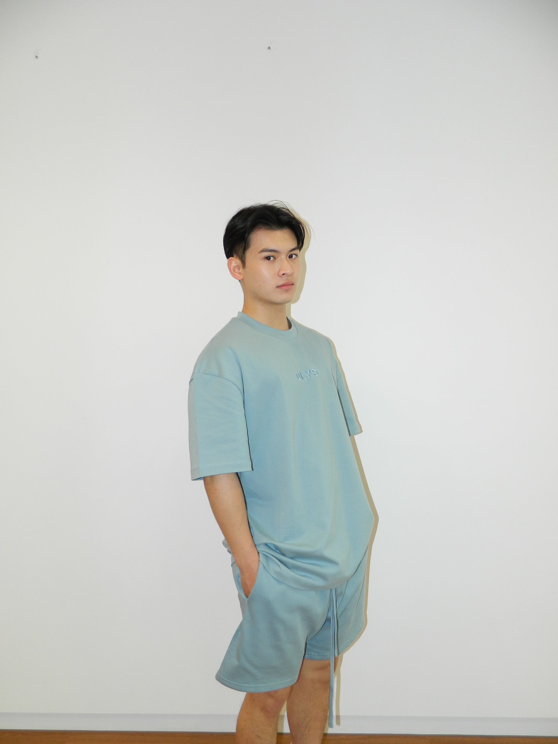 淺藍色 OLYS 刺繡 Logo 男裝 T 恤與短褲,清新夏日風格,透氣棉質