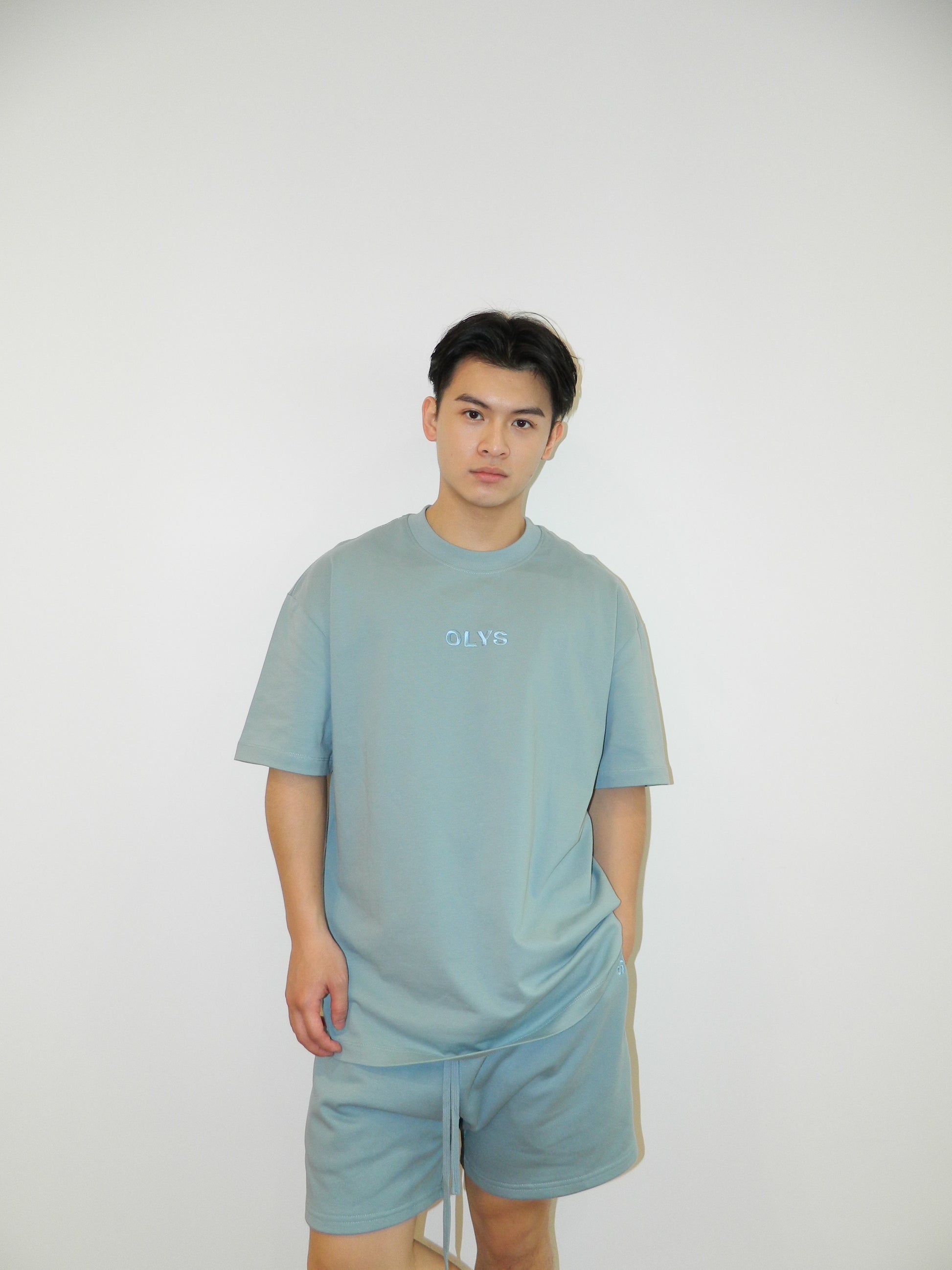 淺藍色 OLYS 刺繡 Logo 男裝 T 恤與短褲,清新夏日風格,透氣棉質