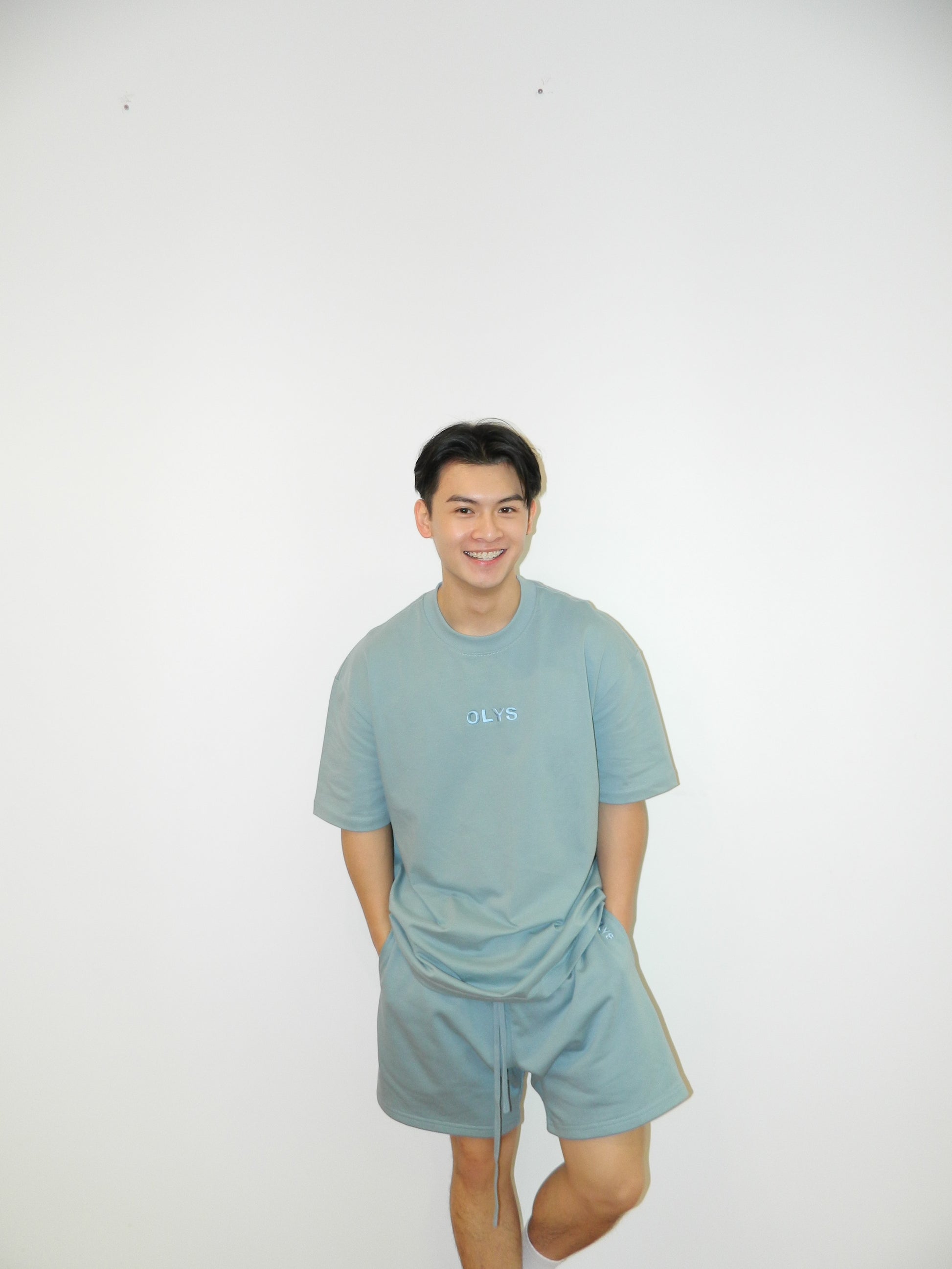 淺藍色 OLYS 刺繡 Logo 男裝 T 恤與短褲,清新夏日風格,透氣棉質