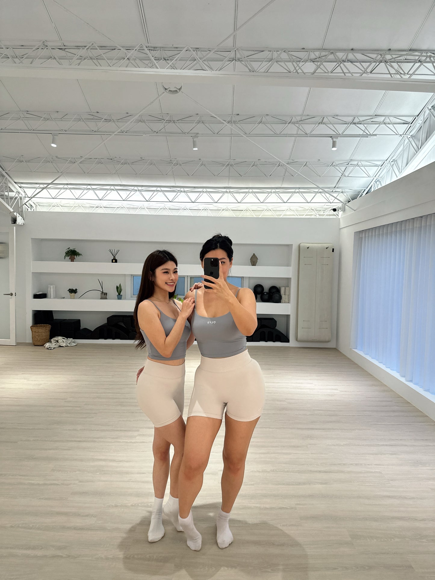 OLYS 美背運動背心搭配高腰翹臀短褲,簡約舒適