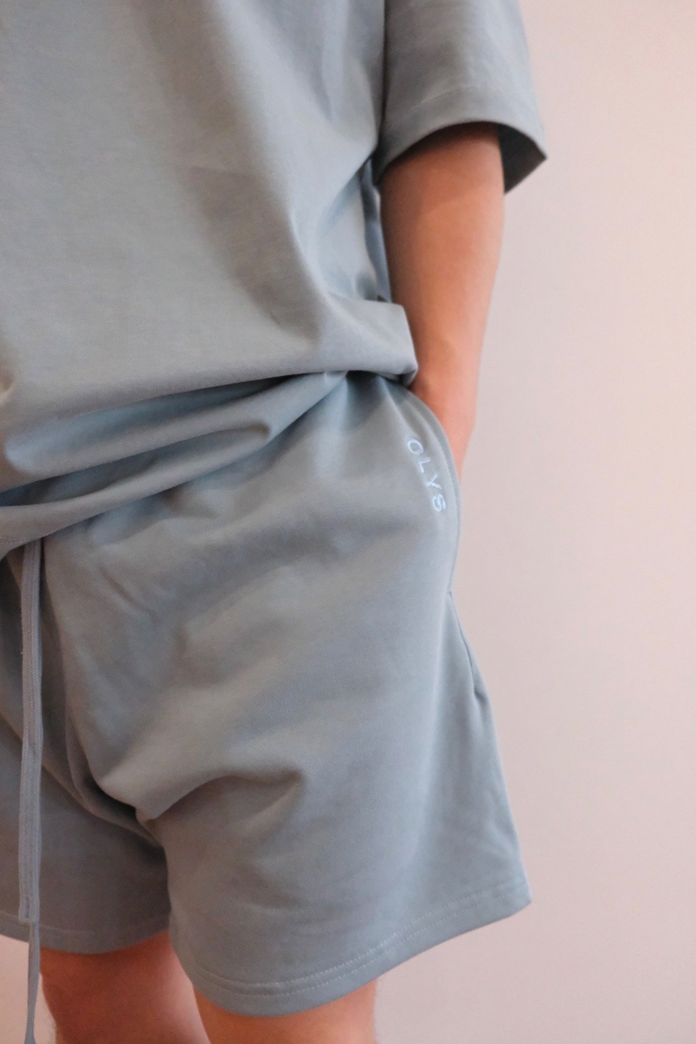 淺藍色 OLYS 刺繡 Logo 棉質短褲,搭配同色系 T 恤,清爽風格