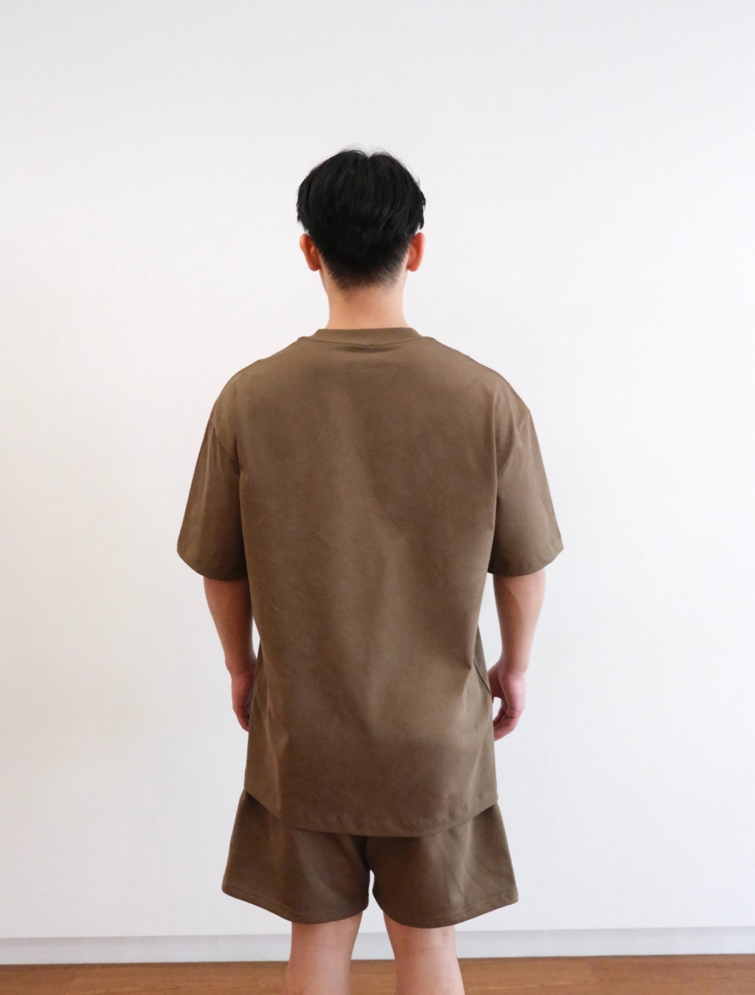 棕色 OLYS 刺繡 Logo 寬鬆男裝 T 恤與短褲套裝,透氣棉質,適合日常穿搭