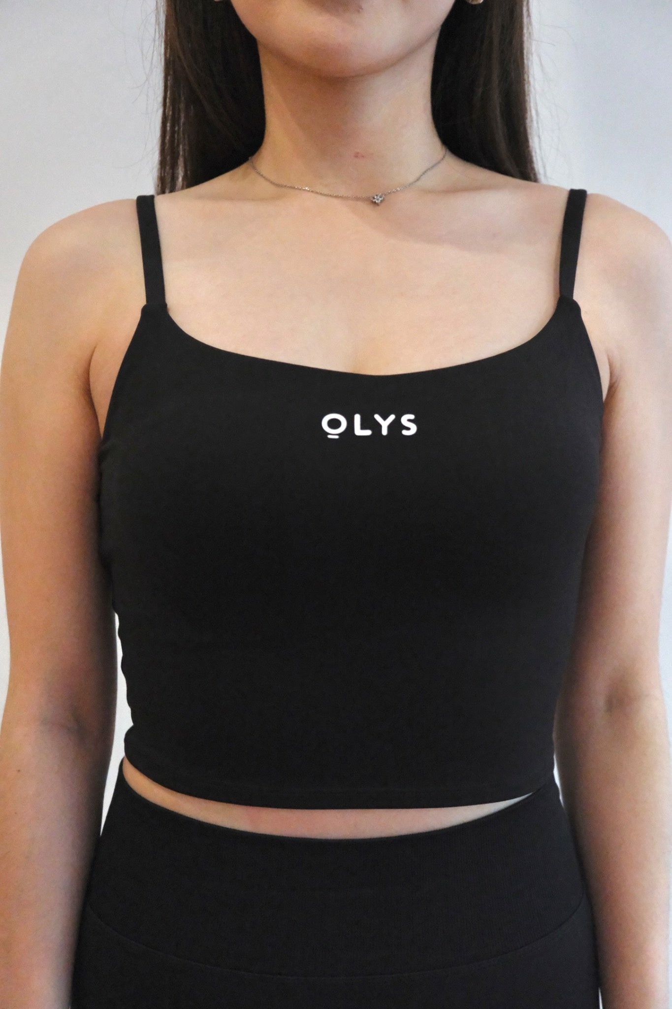 OLYS 美背運動背心搭配高腰翹臀短褲,簡約舒適