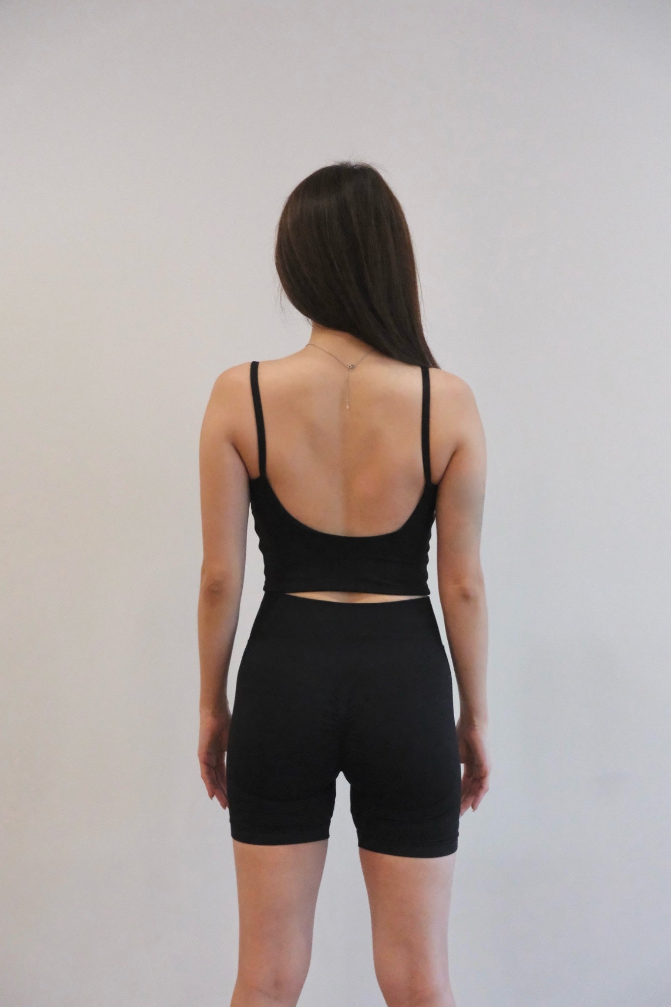 OLYS 美背運動背心搭配高腰翹臀短褲,簡約舒適