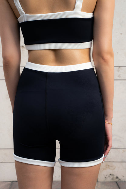 Olys black and white crop bra top with biker shorts 黑白運動泳衣內衣配黑白短褲