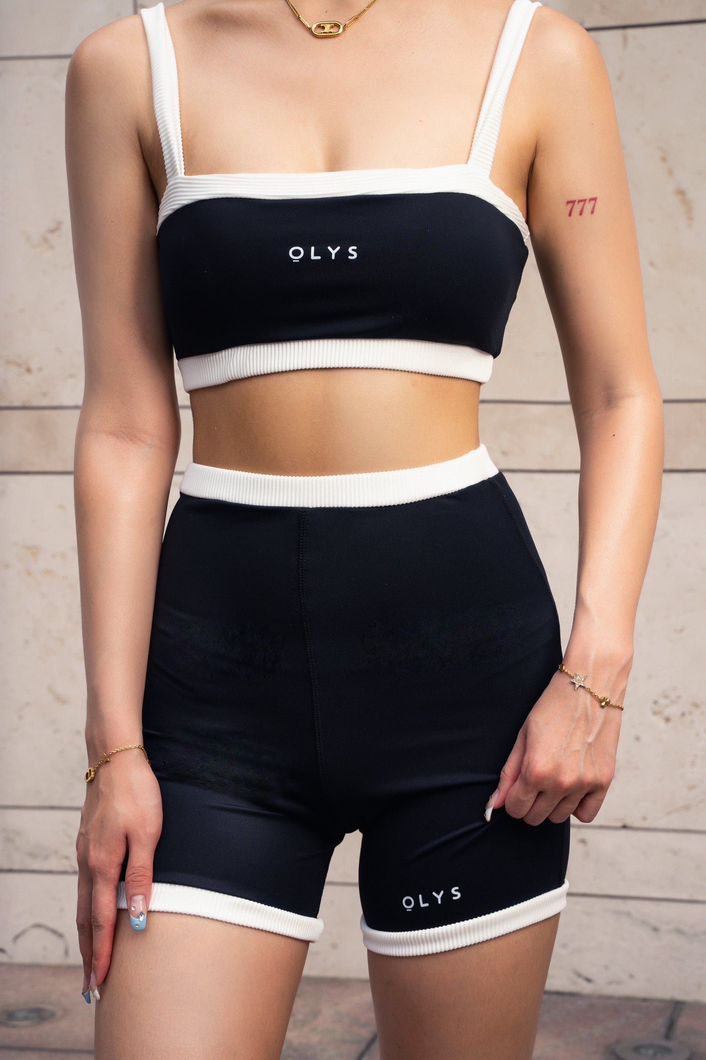 Olys women's black and white bra top with biker shorts. Olys女用黑白運動泳衣上衣配運動短褲